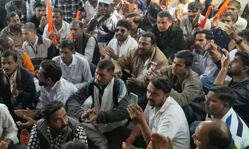 Chittorgarh: सांसद-विधायक की मौजूदगी में भैरूजी मंदिर के पास विरोध प्रदर्शन