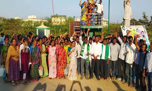 Khammam में आदिवासी ग्रुप ने सरपंच और पति पर अत्याचार का आरोप लगाया Khammam में आदिवासी ग्रुप ने सरपंच और पति पर अत्याचार का आरोप लगाया