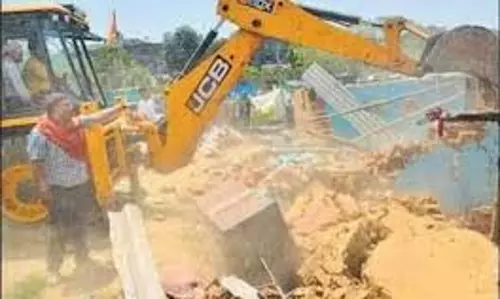Ranchi: बुलडोजर ने रांची में 5 घंटे में तोड़े 50 अवैध निर्माण Ranchi: बुलडोजर ने रांची में 5 घंटे में तोड़े 50 अवैध निर्माण