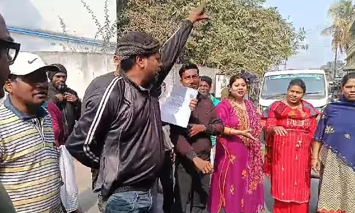 बाबा की जगह दादू शब्द इस्तेमाल होने पर 200 वोटरों ने BLO के घर के बाहर विरोध प्रदर्शन किया बाबा की जगह दादू शब्द इस्तेमाल होने पर 200 वोटरों ने BLO के घर के बाहर विरोध प्रदर्शन किया