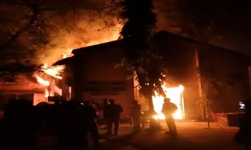 रायपुर DEO कार्यालय में देर रात आग, कई महत्वपूर्ण दस्तावेज जलकर खाक रायपुर DEO कार्यालय में देर रात आग, कई महत्वपूर्ण दस्तावेज जलकर खाक