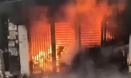 देखे Video: बिल्डिंग में लगी भयानक आग, तेज धमाकों से हड़कंप