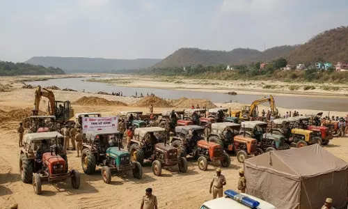 अवैध खनन पर बड़ी कार्रवाई, 24 ट्रैक्टर जब्त अवैध खनन पर बड़ी कार्रवाई, 24 ट्रैक्टर जब्त