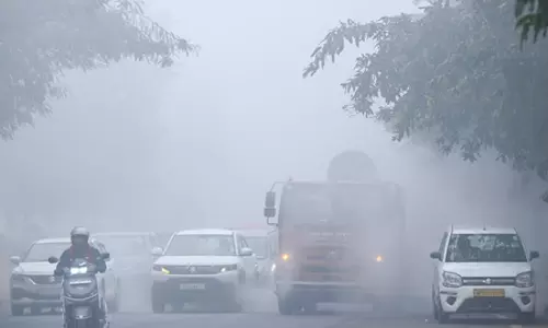 Capital: गंभीर श्रेणी में पहुंचा AQI, कड़े प्रतिबंध लागू Capital: गंभीर श्रेणी में पहुंचा AQI, कड़े प्रतिबंध लागू