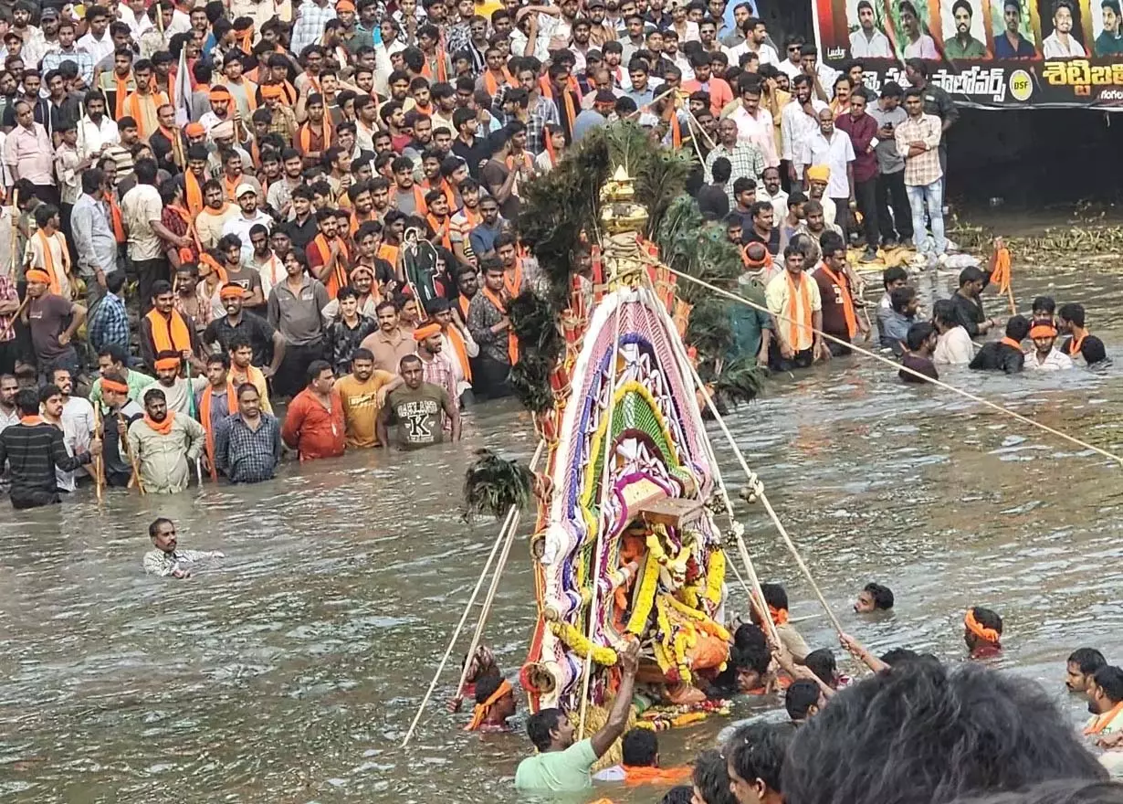 Konaseema में धार्मिक उत्साह के बीच प्रभाला तीर्थम का आयोजन Konaseema में धार्मिक उत्साह के बीच प्रभाला तीर्थम का आयोजन