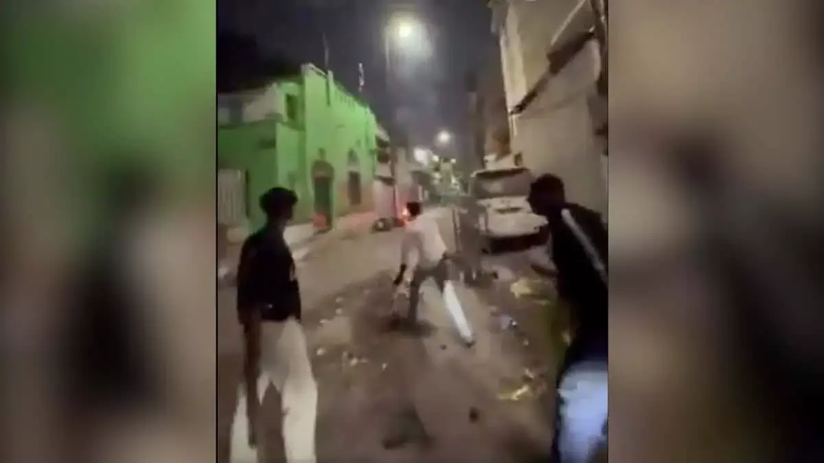 Hyderabad में मंदिर में तोड़फोड़ के बदले में आशुरखाना पर हमला Hyderabad में मंदिर में तोड़फोड़ के बदले में आशुरखाना पर हमला