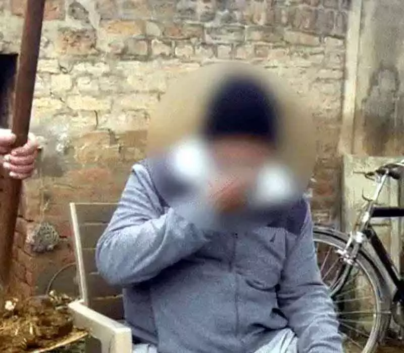Sirsa दिव्यांग आदमी को 1K रुपये के लिए गोबर खाने को मजबूर किया गया Sirsa दिव्यांग आदमी को 1K रुपये के लिए गोबर खाने को मजबूर किया गया