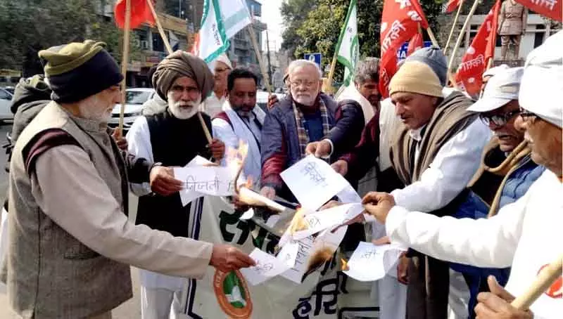 एसकेएम कार्यकर्ताओं ने Rohtak में केंद्र के खिलाफ विरोध प्रदर्शन किया एसकेएम कार्यकर्ताओं ने Rohtak में केंद्र के खिलाफ विरोध प्रदर्शन किया
