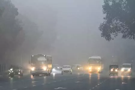 NCR में घना कोहरा, भीषण प्रदूषण और ठंड की दोहरी मार, AQI 450 के पार NCR में घना कोहरा, भीषण प्रदूषण और ठंड की दोहरी मार, AQI 450 के पार
