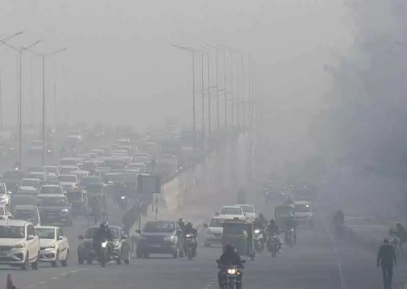 Delhi-NCR में AQI बिगड़ने पर GRAP III पाबंदियां लागू Delhi-NCR में AQI बिगड़ने पर GRAP III पाबंदियां लागू