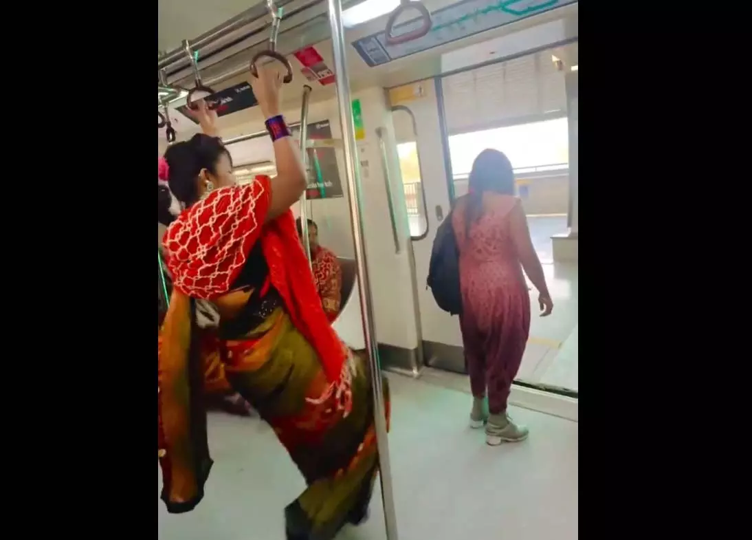 महिला ने उछलकर लड़की को लात मारी, वीडियो देख सोशल मीडिया पर लोगों ने काटा बवाल महिला ने उछलकर लड़की को लात मारी, वीडियो देख सोशल मीडिया पर लोगों ने काटा बवाल