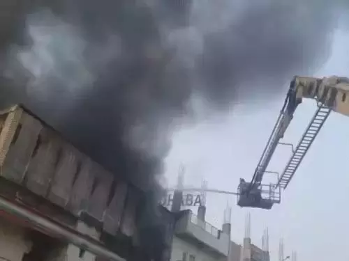 Patna: प्लास्टिक गोदाम में लगी भीषण आग, इलाके में अफरा-तफरी Patna: प्लास्टिक गोदाम में लगी भीषण आग, इलाके में अफरा-तफरी