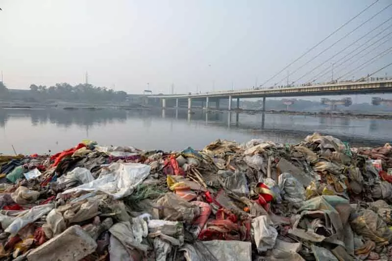 Delhi सरकार ने नजफगढ़ नाले की सफाई के लिए हाई-टेक वॉटर मास्टर मशीन तैनात की Delhi सरकार ने नजफगढ़ नाले की सफाई के लिए हाई-टेक वॉटर मास्टर मशीन तैनात की