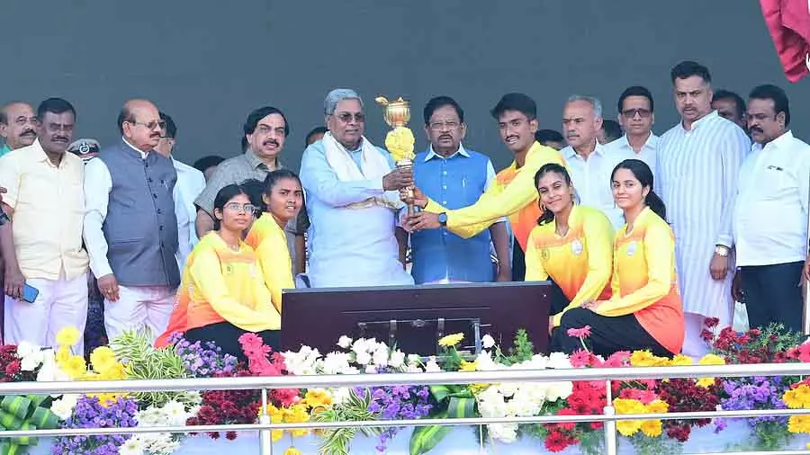 Siddaramaiah ने कर्नाटक के तुमकुरु में हॉकी स्टेडियम और स्विमिंग पूल के लिए 6 करोड़ देने की घोषणा की Siddaramaiah ने कर्नाटक के तुमकुरु में हॉकी स्टेडियम और स्विमिंग पूल के लिए 6 करोड़ देने की घोषणा की