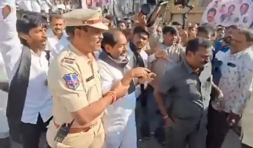 BRS Rally: सिकंदराबाद रेलवे स्टेशन पर तनाव BRS Rally: सिकंदराबाद रेलवे स्टेशन पर तनाव