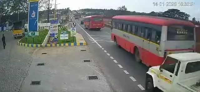 बोलेरो पिकअप बिना कंट्रोल के KSRTC बस से टकराई बोलेरो पिकअप बिना कंट्रोल के KSRTC बस से टकराई