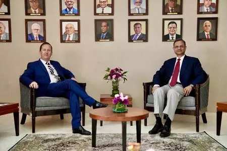 मुंबई यात्रा पर आरबीआई के गवर्नर से मिले सर्जियो गोर, टाटा ग्रुप के चेयरमैन से भी की मुलाकात मुंबई यात्रा पर आरबीआई के गवर्नर से मिले सर्जियो गोर, टाटा ग्रुप के चेयरमैन से भी की मुलाकात