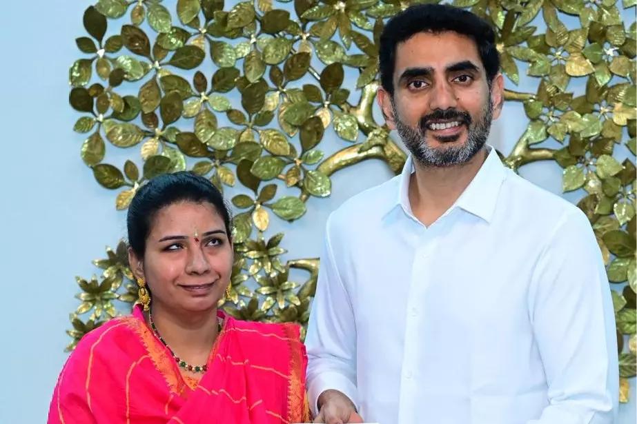 Nara Lokesh ने नेत्रहीन लेखिका चिंताकृंडी सैज्योति के उपन्यास का विमोचन किया Nara Lokesh ने नेत्रहीन लेखिका चिंताकृंडी सैज्योति के उपन्यास का विमोचन किया