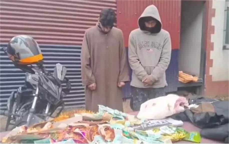 Jammu-Kashmir: मार्केट चोरी केस का खुलासा, पुलिस ने सामान किया बरामद Jammu-Kashmir: मार्केट चोरी केस का खुलासा, पुलिस ने सामान किया बरामद