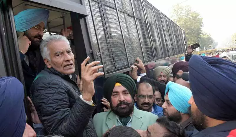 BJP ने मान के घर के बाहर प्रदर्शन किया, केजरीवाल को ‘सुपर सीएम’ बताया BJP ने मान के घर के बाहर प्रदर्शन किया, केजरीवाल को ‘सुपर सीएम’ बताया