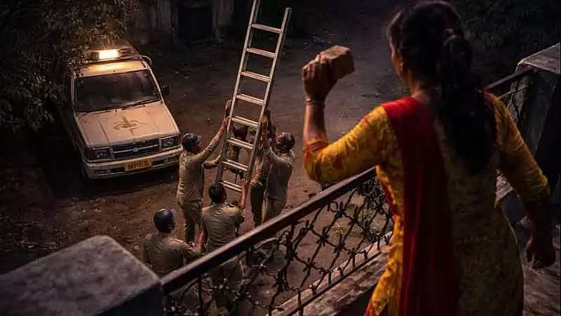 MP : महिला ने बिजली विभाग के कर्मचारियों से लड़ाई की MP : महिला ने बिजली विभाग के कर्मचारियों से लड़ाई की