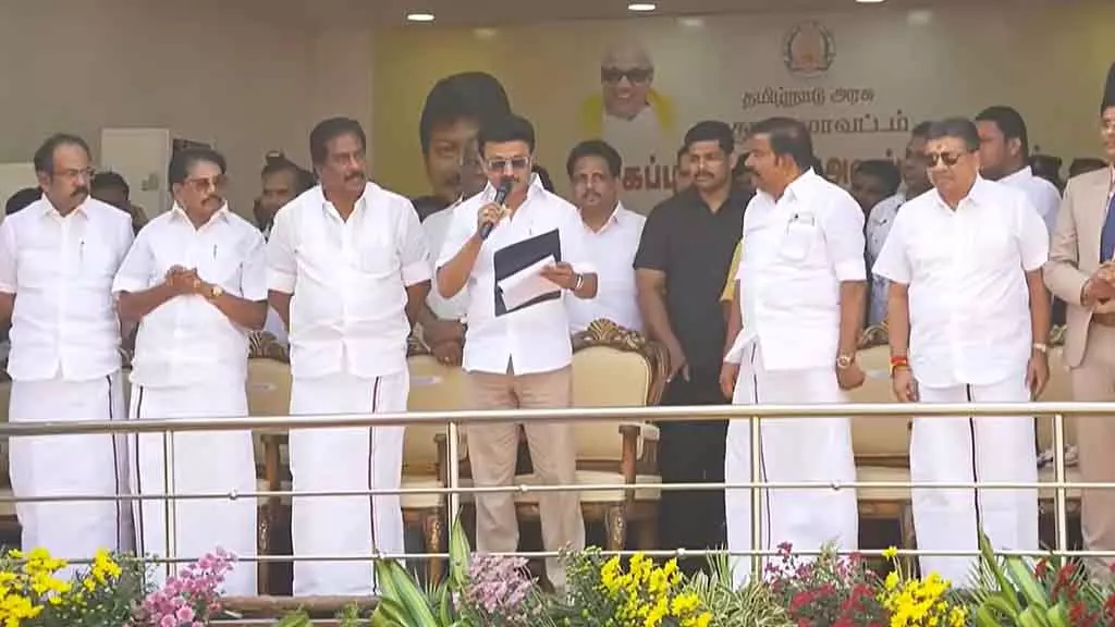 जल्लीकट्टू में सबसे अच्छे एथलीट को सरकारी नौकरी: CM का ऐलान जल्लीकट्टू में सबसे अच्छे एथलीट को सरकारी नौकरी: CM का ऐलान