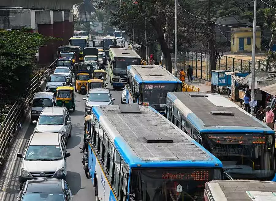 Mysuru Road : गाड़ियों की आवाजाही धीमी, लोग स्काई वॉक का इस्तेमाल नहीं कर रहे Mysuru Road : गाड़ियों की आवाजाही धीमी, लोग स्काई वॉक का इस्तेमाल नहीं कर रहे