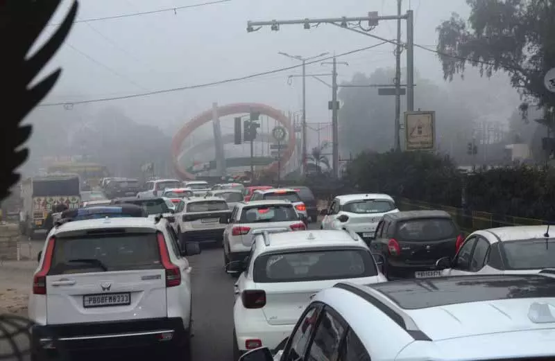 Jalandhar: कोहरे के कारण राष्ट्रपति का शहर दौरा रुका, यात्री घंटों फंसे रहे Jalandhar: कोहरे के कारण राष्ट्रपति का शहर दौरा रुका, यात्री घंटों फंसे रहे