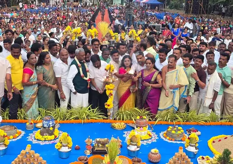 Rajarajeshwarinagar : बड़े पैमाने पर फसल उत्सव मनाया गया Rajarajeshwarinagar : बड़े पैमाने पर फसल उत्सव मनाया गया