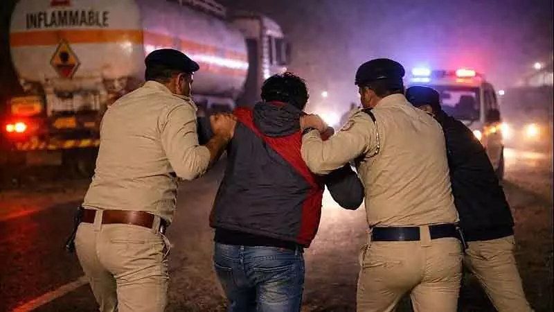 MP : जबलपुर में तेज रफ्तार टैंकर ने स्कूटी को रौंदा, मौके पर ही व्यक्ति की मौत MP : जबलपुर में तेज रफ्तार टैंकर ने स्कूटी को रौंदा, मौके पर ही व्यक्ति की मौत
