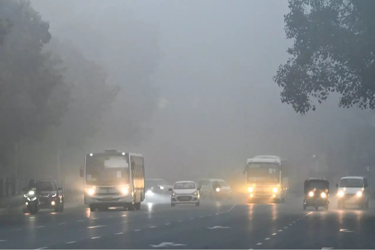 Delhi-NCR में शीतलहर और घने कोहरे की चपेट में; हवा की गुणवत्ता Delhi-NCR में शीतलहर और घने कोहरे की चपेट में; हवा की गुणवत्ता