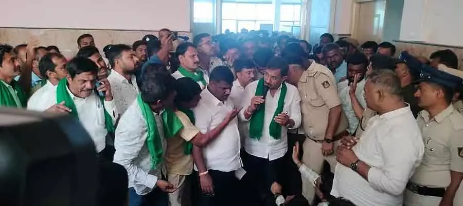 Ramnagar : टाउनशिप प्रोजेक्ट के लिए ज़मीन अधिग्रहण के खिलाफ़ किसानों का प्रदर्शन Ramnagar : टाउनशिप प्रोजेक्ट के लिए ज़मीन अधिग्रहण के खिलाफ़ किसानों का प्रदर्शन