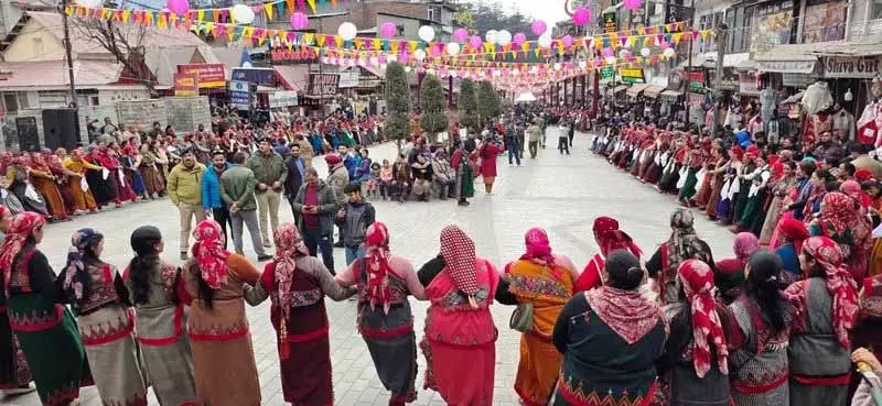 Manali के मॉल रोड पर महा नाटी रिहर्सल में 600 महिलाओं ने हिस्सा लिया Manali के मॉल रोड पर महा नाटी रिहर्सल में 600 महिलाओं ने हिस्सा लिया