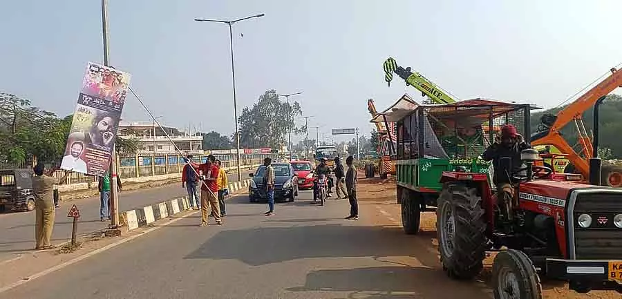 Karnataka : शिडलाघट्टा में बैनर हटाने का काम ज़ोरों पर Karnataka : शिडलाघट्टा में बैनर हटाने का काम ज़ोरों पर