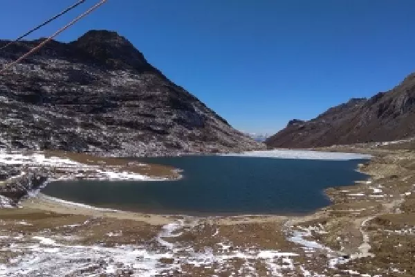 Arunachal में जमी हुई सेला झील से एक टूरिस्ट की मौत, दूसरे को बचाया Arunachal में जमी हुई सेला झील से एक टूरिस्ट की मौत, दूसरे को बचाया