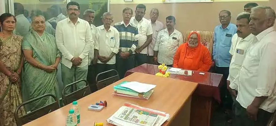 Thuruvekere : बसवेश्वर पट्टा की को-ऑपरेटिव सोसाइटी चुनी गई Thuruvekere : बसवेश्वर पट्टा की को-ऑपरेटिव सोसाइटी चुनी गई
