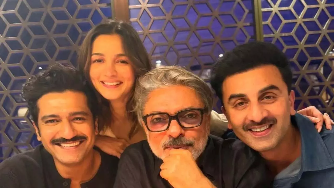 संजय लीला भंसाली रणबीर, आलिया और विक्की के साथ Dance Number शूट करेंगे संजय लीला भंसाली रणबीर, आलिया और विक्की के साथ Dance Number शूट करेंगे