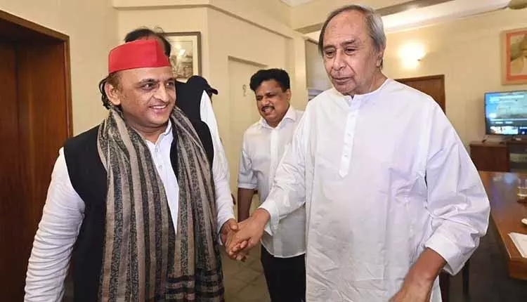 UP CM Akhilesh Yadav ने बीजद अध्यक्ष नवीन पटनायक से मुलाकात की UP CM Akhilesh Yadav ने बीजद अध्यक्ष नवीन पटनायक से मुलाकात की