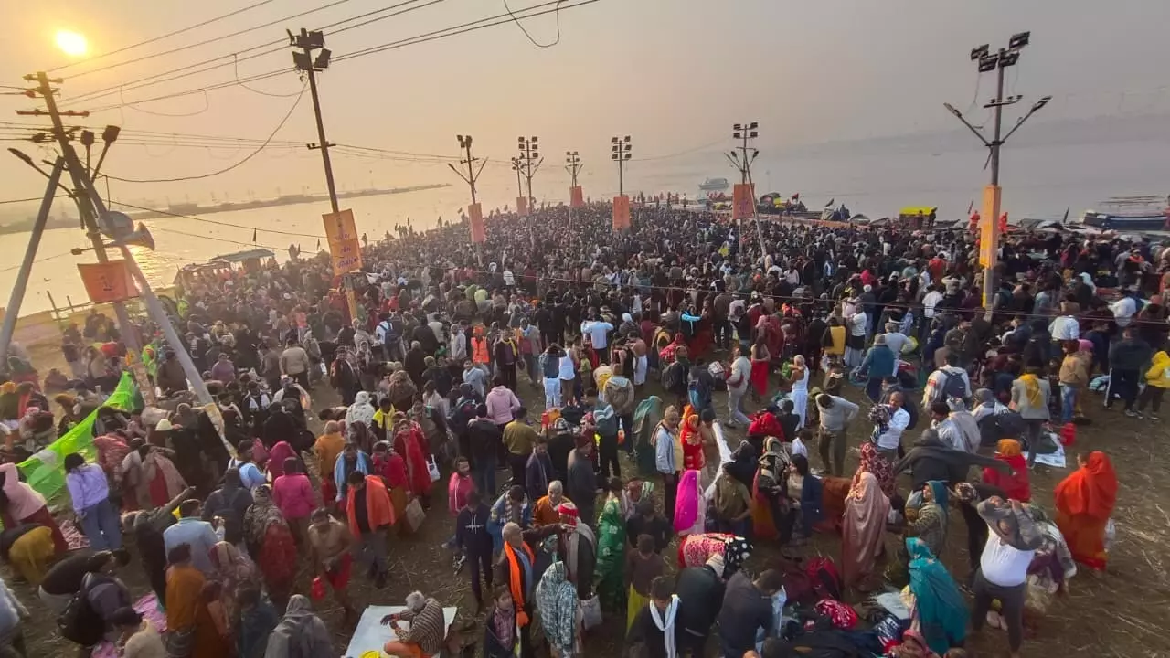 Prayagraj: प्रयागराज में माघ मेले में भक्तों की अपार श्रद्धा Prayagraj: प्रयागराज में माघ मेले में भक्तों की अपार श्रद्धा