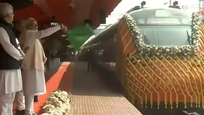 Vande Bharat Sleeper Train: देश को मिली पहली वंदे भारत स्लीपर ट्रेन की सौगात, पीएम मोदी ने दिखाई हरी झंडी, VIDEO Vande Bharat Sleeper Train: देश को मिली पहली वंदे भारत स्लीपर ट्रेन की सौगात, पीएम मोदी ने दिखाई हरी झंडी, VIDEO