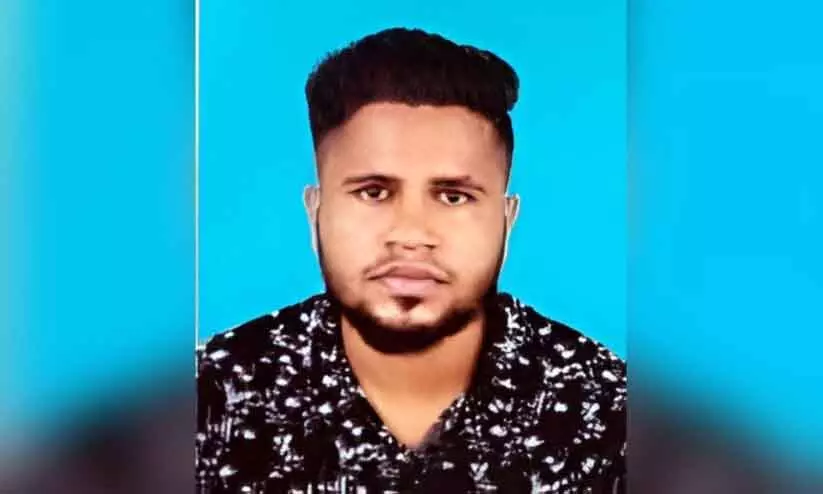 Naduvannur में एक युवक की बाइक बिजली के खंभे से टकराने के कारण मौत हो गई Naduvannur में एक युवक की बाइक बिजली के खंभे से टकराने के कारण मौत हो गई
