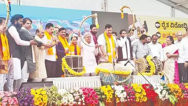 गोलीबारी की घटना की CBI जांच की मांग: बेल्लारी में BJP ने दिखाई ताकत, भारी विरोध प्रदर्शन गोलीबारी की घटना की CBI जांच की मांग: बेल्लारी में BJP ने दिखाई ताकत, भारी विरोध प्रदर्शन
