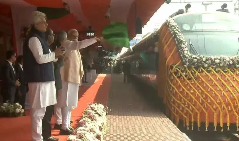PM Modi ने मालदा से भारत की पहली वंदे भारत स्लीपर ट्रेन लॉन्च की PM Modi ने मालदा से भारत की पहली वंदे भारत स्लीपर ट्रेन लॉन्च की