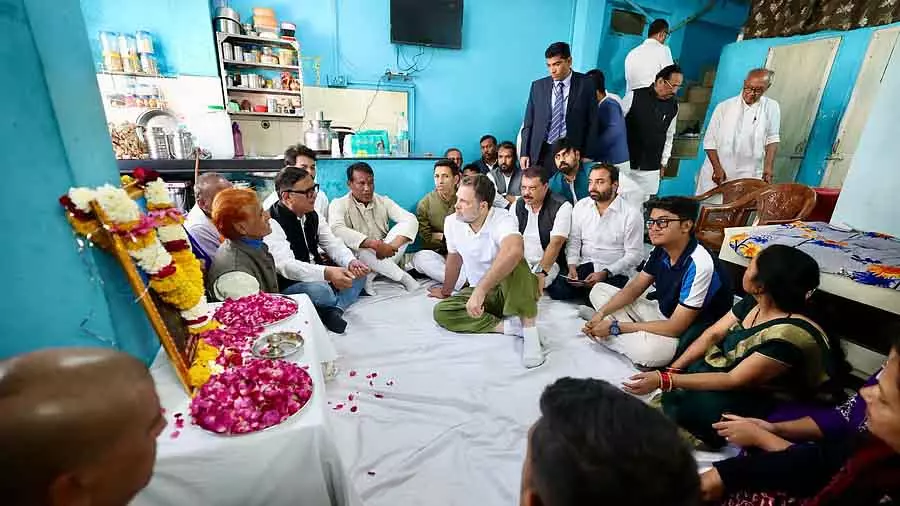 Rahul Gandhi ने इंदौर में पानी के दूषित होने से पीड़ित मरीजों और उनके परिवारों से मुलाकात की Rahul Gandhi ने इंदौर में पानी के दूषित होने से पीड़ित मरीजों और उनके परिवारों से मुलाकात की