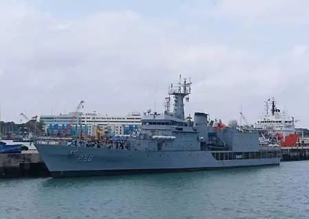भारतीय नौसेना का पहला ट्रेनिंग स्क्वाड्रन सिंगापुर पहुंचा, भारत के हाई कमिश्नर ने ट्रेनी से मुलाकात की भारतीय नौसेना का पहला ट्रेनिंग स्क्वाड्रन सिंगापुर पहुंचा, भारत के हाई कमिश्नर ने ट्रेनी से मुलाकात की