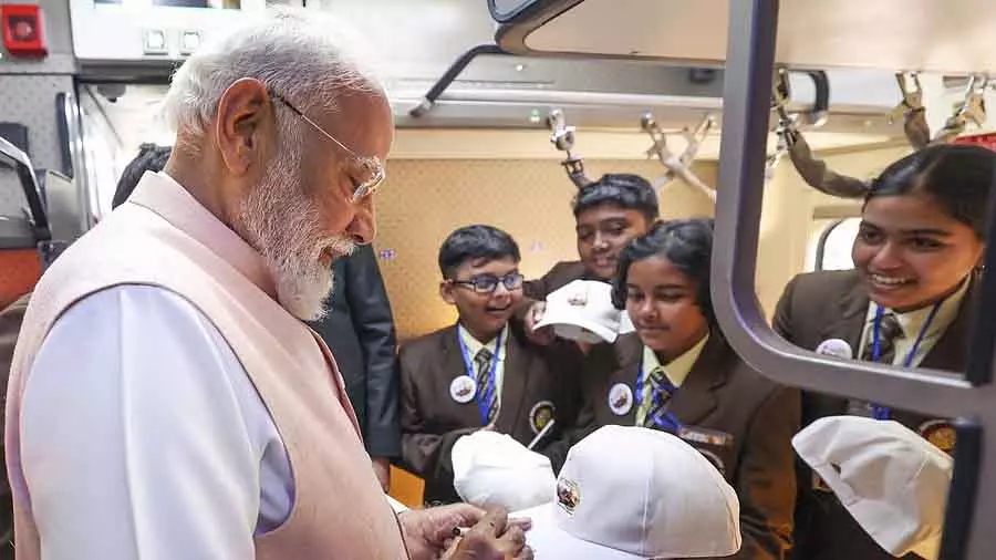PM Modi ने पश्चिम बंगाल में 3,250 करोड़ से ज़्यादा की रेल और सड़क परियोजनाओं का उद्घाटन किया PM Modi ने पश्चिम बंगाल में 3,250 करोड़ से ज़्यादा की रेल और सड़क परियोजनाओं का उद्घाटन किया