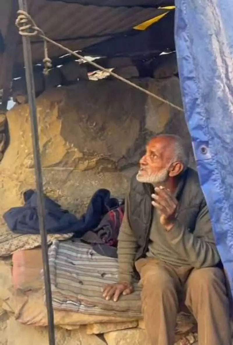 लाचार और बेसहारा बुज़ुर्ग आदमी परूर में Radha Soami Dera के पास कड़ाके की ठंड में खुले में रहता है लाचार और बेसहारा बुज़ुर्ग आदमी परूर में Radha Soami Dera के पास कड़ाके की ठंड में खुले में रहता है