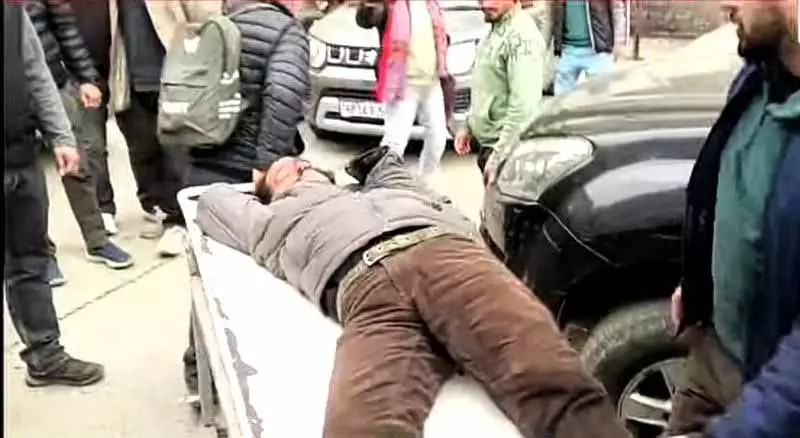 Kullu के नग्गर में ज़मीन की निशानदेही के दौरान रेवेन्यू अधिकारियों पर हमला Kullu के नग्गर में ज़मीन की निशानदेही के दौरान रेवेन्यू अधिकारियों पर हमला