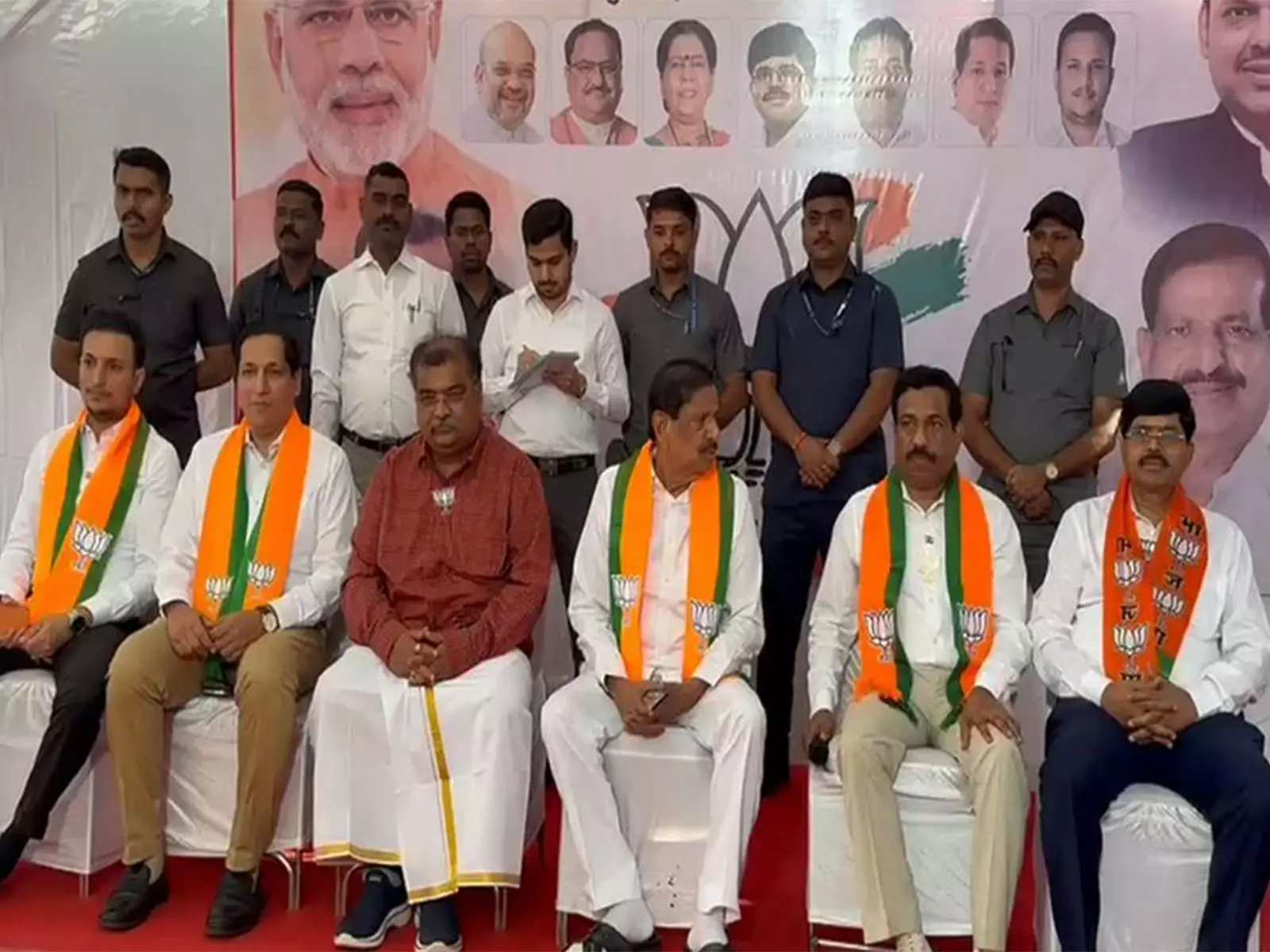 BJP प्रदेश अध्यक्ष रविंद्र चव्हाण ने नवी मुंबई नगर निगम के नवनिर्वाचित पार्षदों से मुलाकात की BJP प्रदेश अध्यक्ष रविंद्र चव्हाण ने नवी मुंबई नगर निगम के नवनिर्वाचित पार्षदों से मुलाकात की