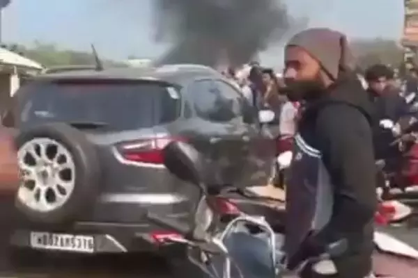 Jharkhand में बंगाल के प्रवासी मज़दूर की पिटाई के बाद बेलडांगा में विरोध प्रदर्शन Jharkhand में बंगाल के प्रवासी मज़दूर की पिटाई के बाद बेलडांगा में विरोध प्रदर्शन